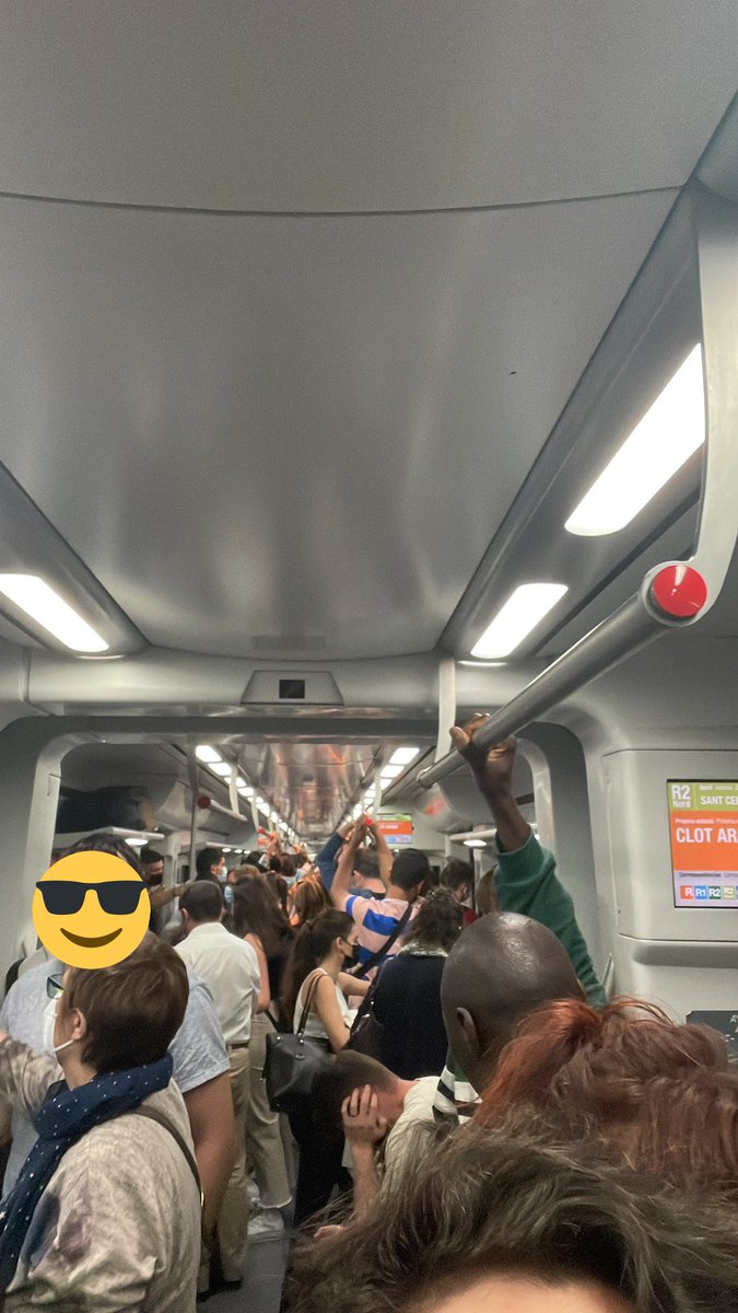 BruArianna's tweet photo. @rodalies per què poseu un tren curt a les 14:40 per Clot direcció Sant Celoni quan és hora punta de tornada de les feines pel matí? Estem barallant-nos amb els irrespectuosos que NO porten mascareta en un tren ple de gent. Estem fins els collons. @rod2nordcat @rod2cat @gencat https://t.co/nuf0M0TDWE