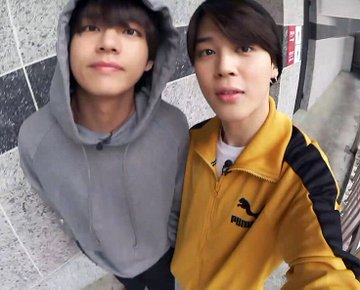 asfanfis's tweet photo. Friends, too Lovers - Vmin 
#FANFIversário

Dizem que se envolver com um amigo, estraga a amizade, mas não é certo dizer que seu namorado também deveria ser seu amigo?

Seu melhor amigo? https://t.co/nzFuY8wDjy