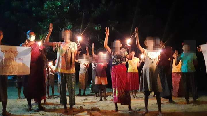 miN13700's tweet photo. The regular anti-dictatorship night strike, led by pro-democracy Pyigyidagun monk and activists, was continued on May 17.

#WarCrimesOfJunta
#2022May17Coup
#WhatsHappeninglnMyanmar https://t.co/WWEgkuIako