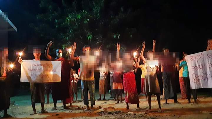 miN13700's tweet photo. The regular anti-dictatorship night strike, led by pro-democracy Pyigyidagun monk and activists, was continued on May 17.

#WarCrimesOfJunta
#2022May17Coup
#WhatsHappeninglnMyanmar https://t.co/WWEgkuIako