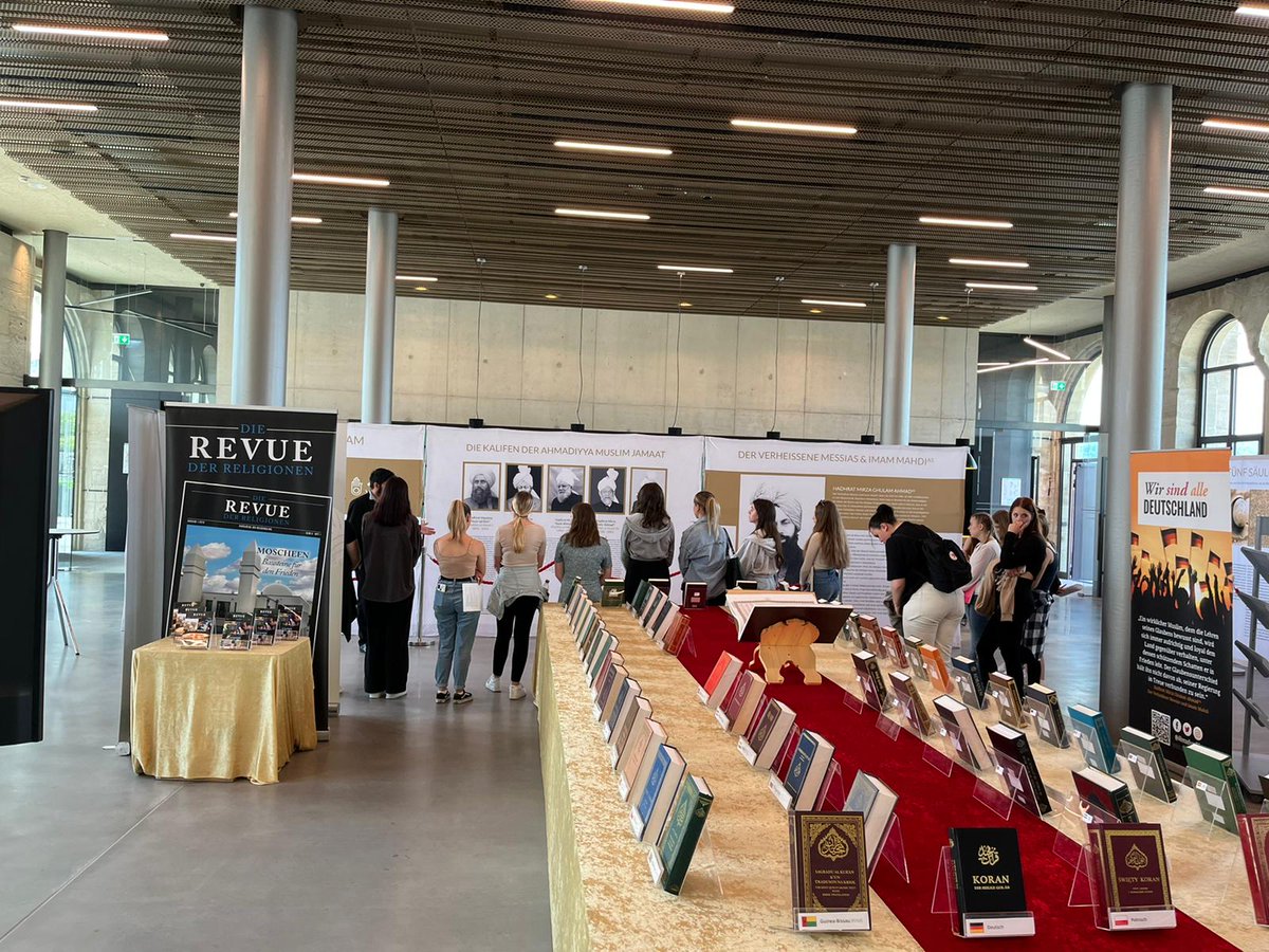 AMJ_Aalen's tweet photo. Die Islamausstellung der @AhmadiyyaDE wurde heute, am 4. Tag von weiteren Gästen und 5 Schulklassen besucht.
@AhmadiyyaDE
#Islam #Ahmadiyya #Frieden #Bildung #Integration https://t.co/sTsIKLtcNP