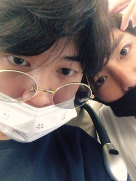 asfanfis's tweet photo. Friends, too Lovers - Vmin 
#FANFIversário

Dizem que se envolver com um amigo, estraga a amizade, mas não é certo dizer que seu namorado também deveria ser seu amigo?

Seu melhor amigo? https://t.co/nzFuY8wDjy