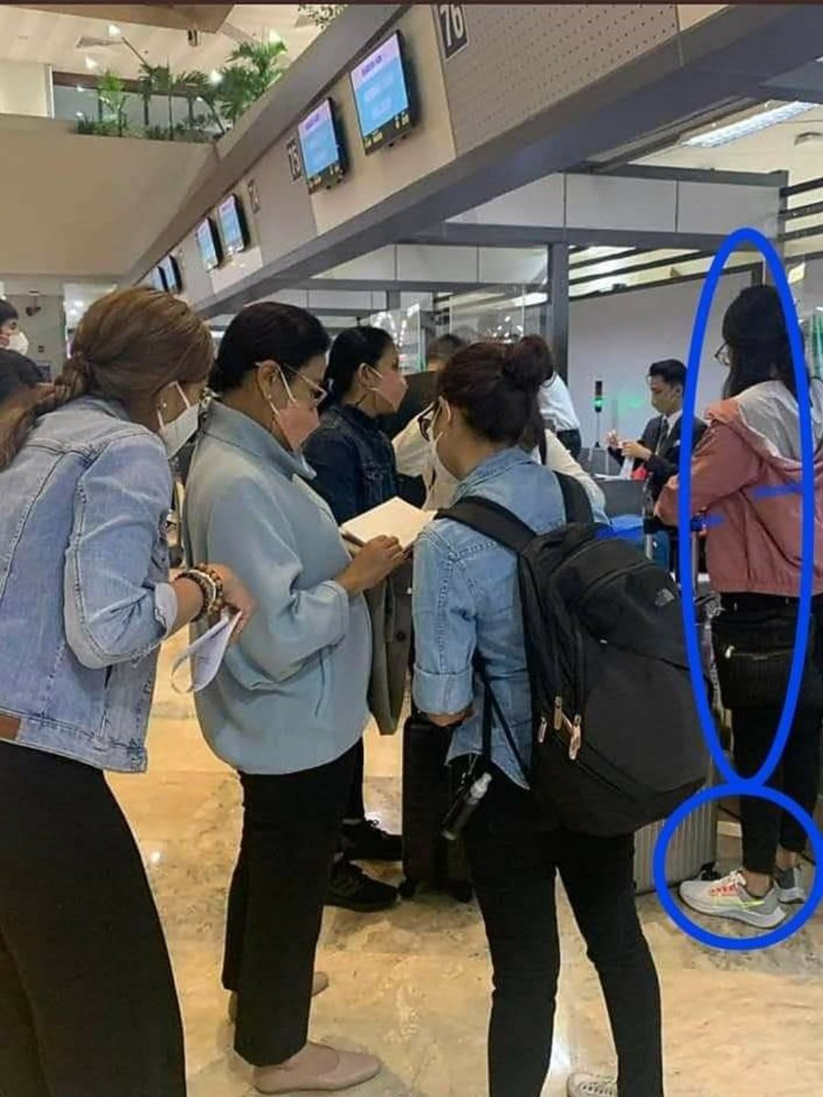 LiberalHunter10's tweet photo. STOP THE FAKE NEWS LENLEN
heres the gaddam truth about that airport fiasco! https://t.co/ZU1Gq2PLDB