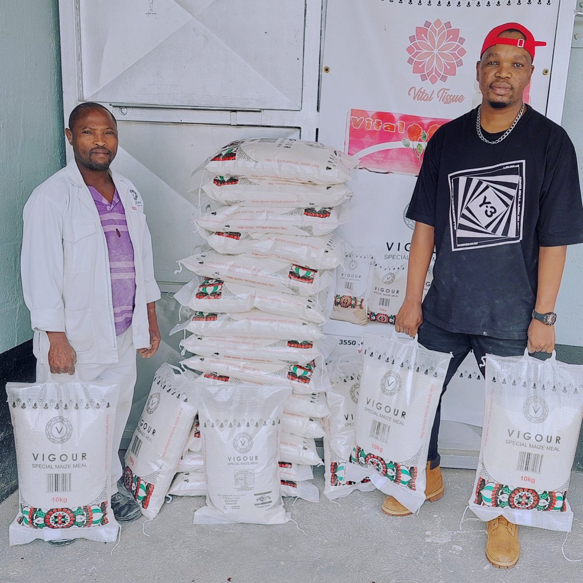 illapenboyNEW's tweet photo. GOOD NEWS: JUST RECEIVED ANOTHER A DONATION FROM NHLAMBENI MILING,THEY DONATED 20 BAGS OF 10 KG #VigourSpecialMaizeMeal To ILLA PENBOY FOUNDATION,HUMBLED BY YOUR CARING HEARTS...WE REQUEST MORE COMPANIES TO HELP US FEED OVER 700 KIDS.

#DonateBreadCampaign DONATE E10 TO 78637196. https://t.co/XlimYeKQHa