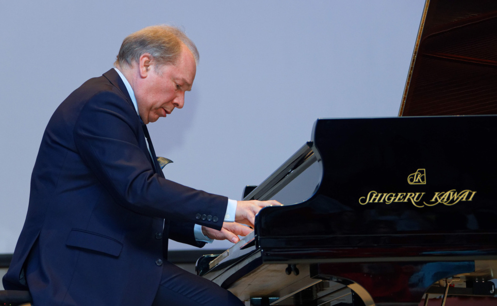 ROGTECMagazine's tweet photo. Yuri Rozum held master classes for young musicians of Yamal In the Yamal cities of Noyabrsk and Muravlenko, the work of the "Music Workshop of Yuri Rozum" was completed. More than 100 students and teachers of music schools became its participants.

https://t.co/qKVEnaCaWk https://t.co/SYI3OLzj8y