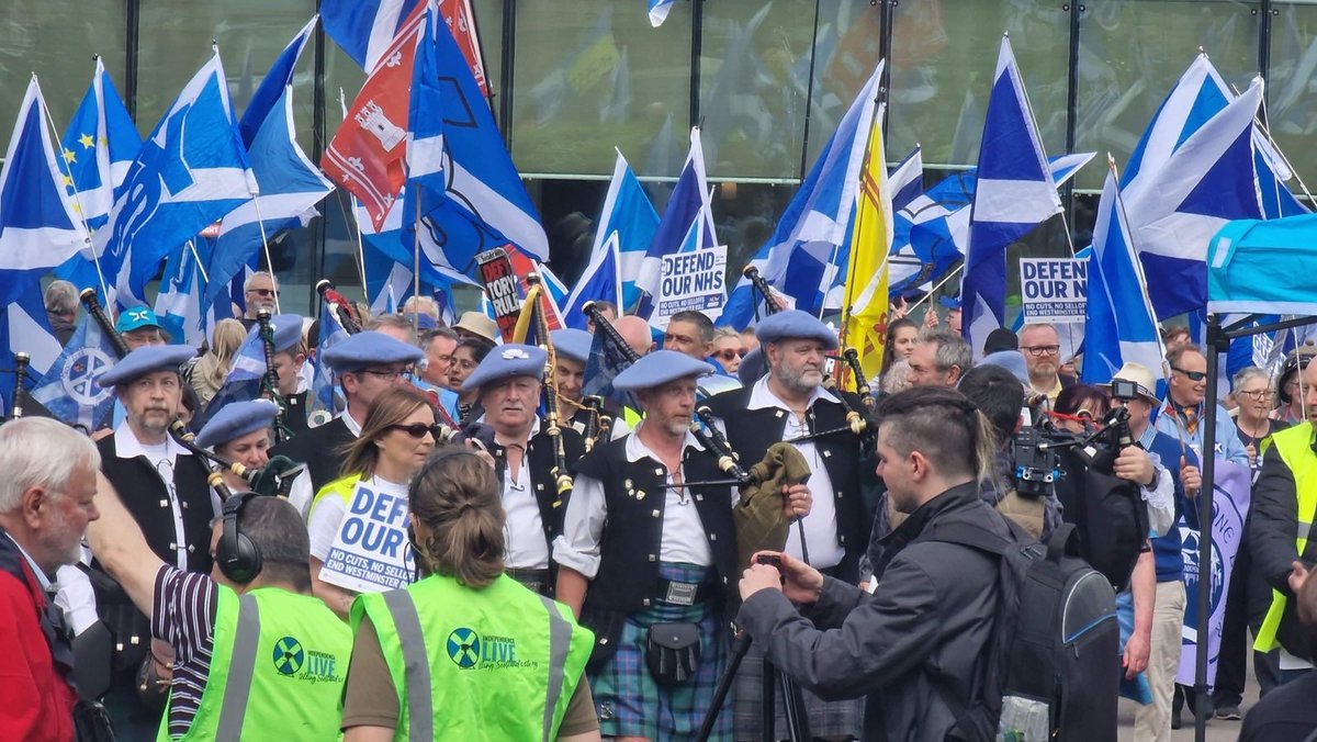 IndyScotParty's tweet photo. Pics from the #AUOB march on Saturday. @IspJulie speaking; @coletteisp and @Fionanel running the stall; @SaorAlbaPD providing the sound track. Great day with good people. #ISP https://t.co/ynoMjK9HPr