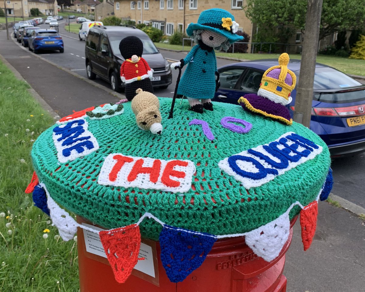 OPJS_Bath's tweet photo. Top crochet skills exhibited out and about Oldfield Park and Moorfields! Ties in nicely to our Lovely Jubilee theme and, of course, the Chief’s favourite hobby! @DonnaT1630 https://t.co/gtjn1lhTGn