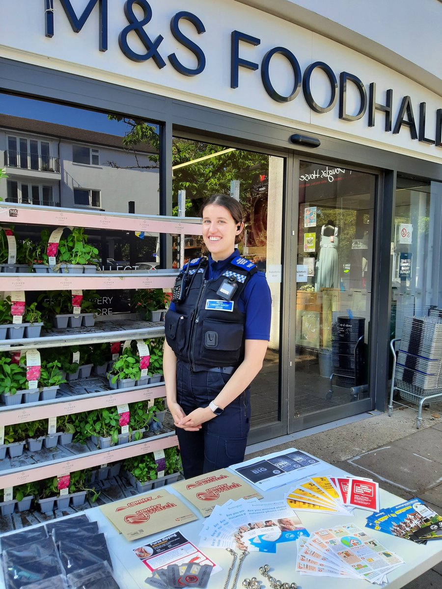 TVP_ChiltSBucks's tweet photo. A lovely day for a 'have your say' working with Community Safety @BucksCouncil today at different locations in the Chilterns #C7495 https://t.co/eMC3L1AT8N
