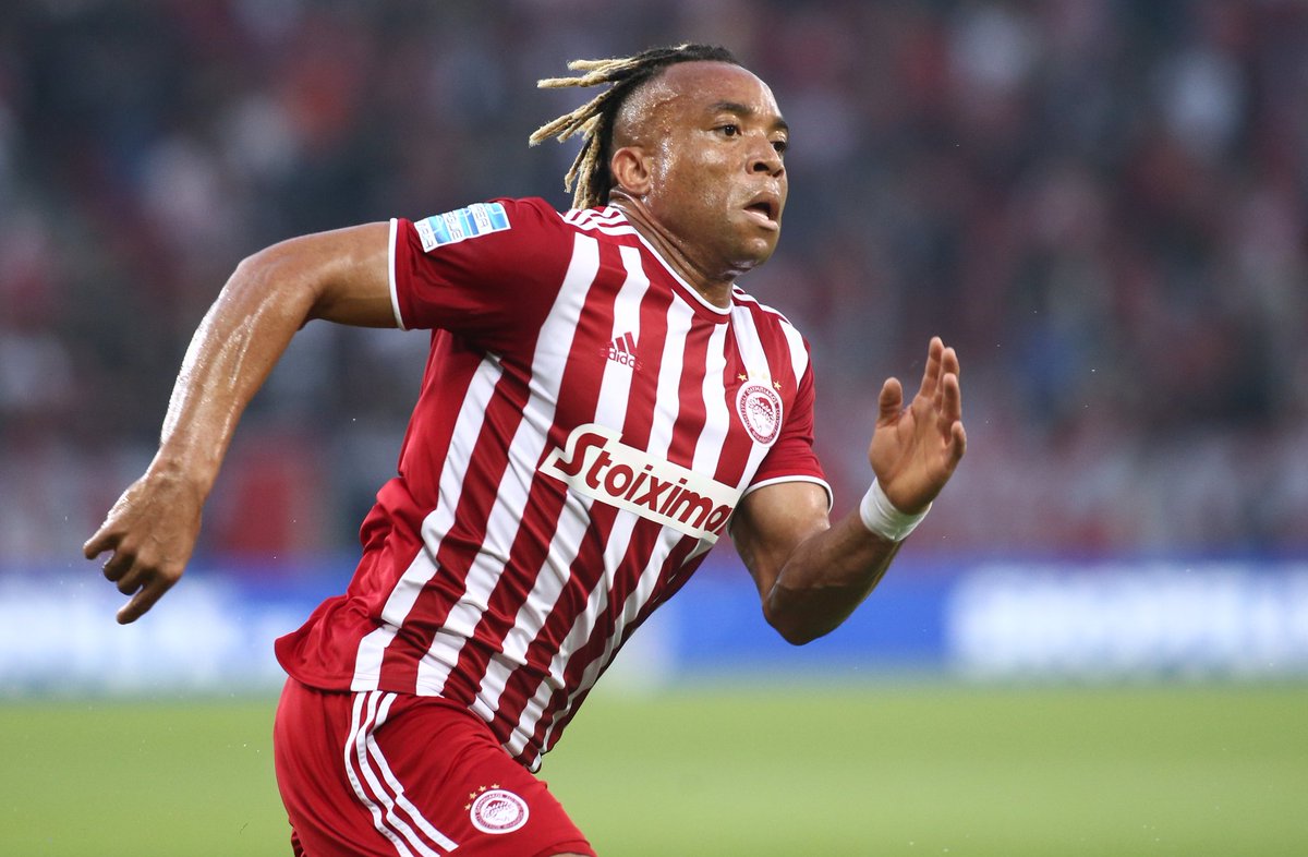 Running towards the last #slgr match of the season like <a href="/PierreKunde/">KUNDE</a>! ⚡🔴⚪

#Olympiacos #PlayOff #Kunde #Football