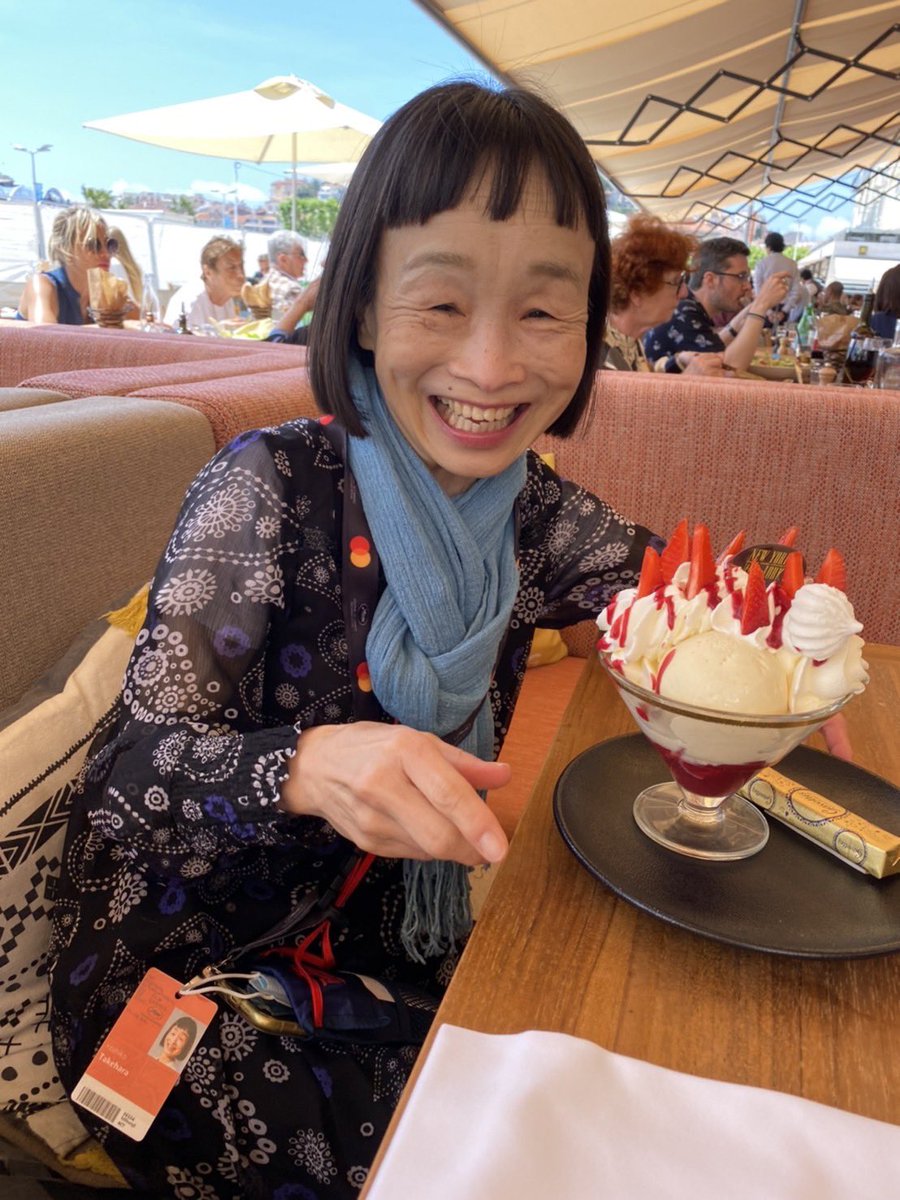 YoshikoTakehar1's tweet photo. 会場前出来上がっていました。

アイスクリーム少し食べるつもりが大きい！！ https://t.co/Gq2734v5b8