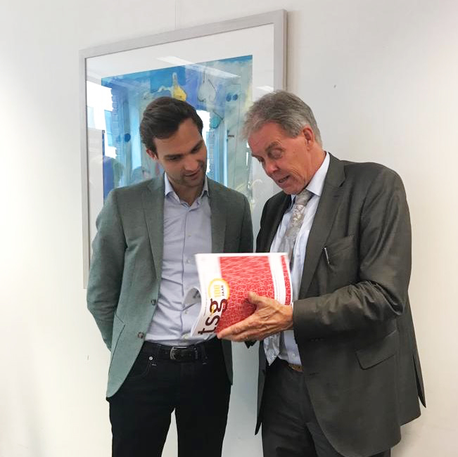 Tilburg University (@tilburgu) on Twitter photo Gisteren de #TSG special Vroegsignalering Alcoholproblematiek <a href="/MaartenOoijen/">Maarten van Ooijen</a> staatssecretaris overhandigd en het belang van #vroegsignalering benadrukt. Lees het interview met <a href="/AndreaRozema_/">Andrea Rozema</a> en <a href="/RobBovens/">Rob Bovens</a> over het SVA en de weg naar een gezondere generatie tilburguniversity.edu/nl/actueel/nie… Gisteren de #TSG special Vroegsignalering Alcoholproblematiek <a href="/MaartenOoijen/">Maarten van Ooijen</a> staatssecretaris overhandigd en het belang van #vroegsignalering benadrukt. Lees het interview met <a href="/AndreaRozema_/">Andrea Rozema</a> en <a href="/RobBovens/">Rob Bovens</a> over het SVA en de weg naar een gezondere generatie tilburguniversity.edu/nl/actueel/nie…