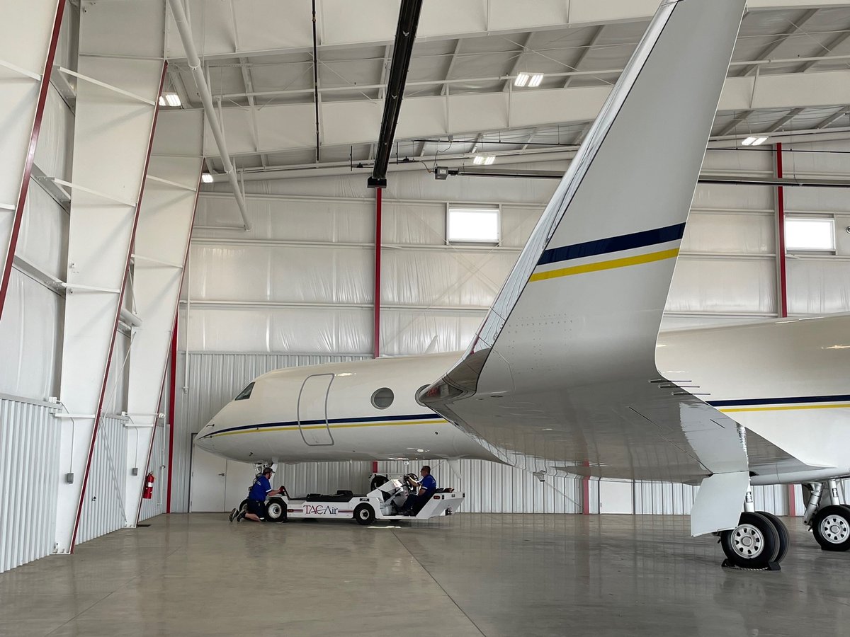 #TeamTuesday
It takes great teamwork to tow large aircraft like this Gulfstream. Great job #TACair — TYS team working together parking and towing safely.

#TYS #Aviation #Aircraft #AvGeek #AircraftTow #Team