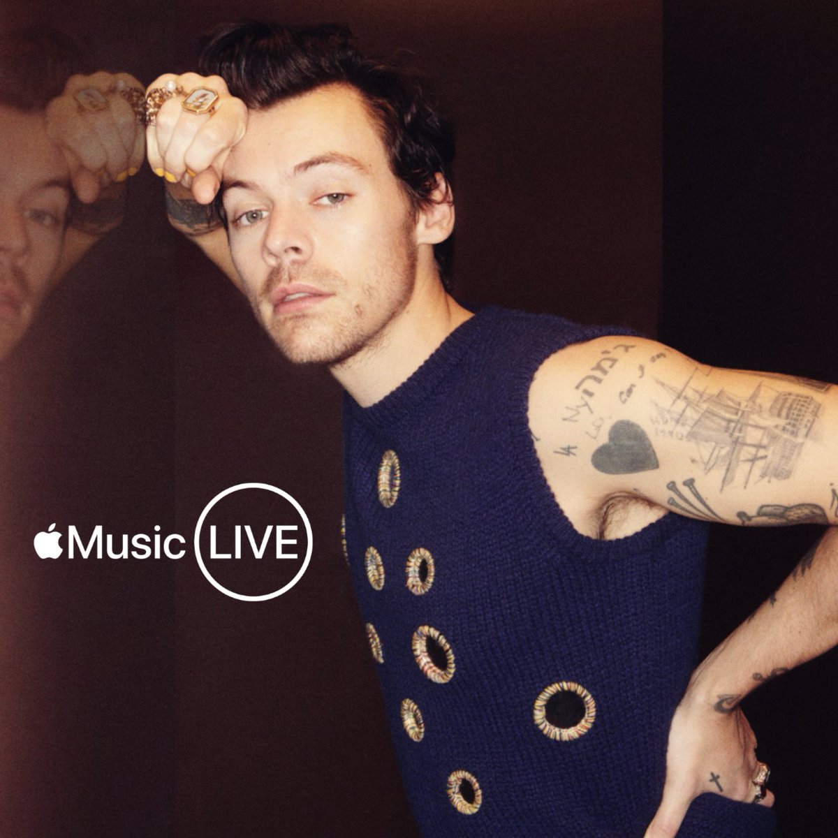 AppleMusic's tweet photo. Introducing #AppleMusicLive, a new concert series with your favorite artists.

@Harry_Styles kicks it all off live from New York on May 20, only on Apple Music. https://t.co/K9ZnrDiWKT https://t.co/IUx3WQ1I4f