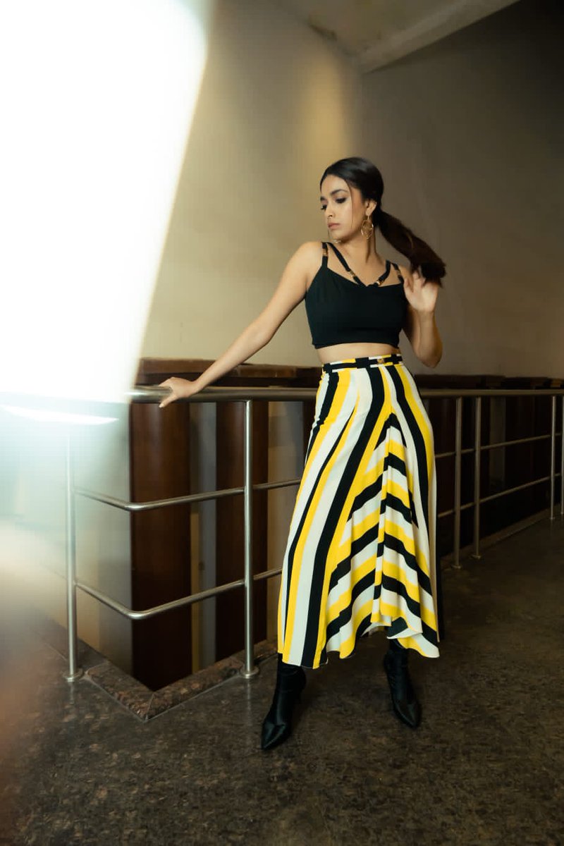 Stillsaravanan's tweet photo. @KeerthyOfficial #KeerthySuresh You know what it is.. black & yellow, black & yellow, black & yellow 🎶
#SVPPromotions https://t.co/pZRBIGfbcf
