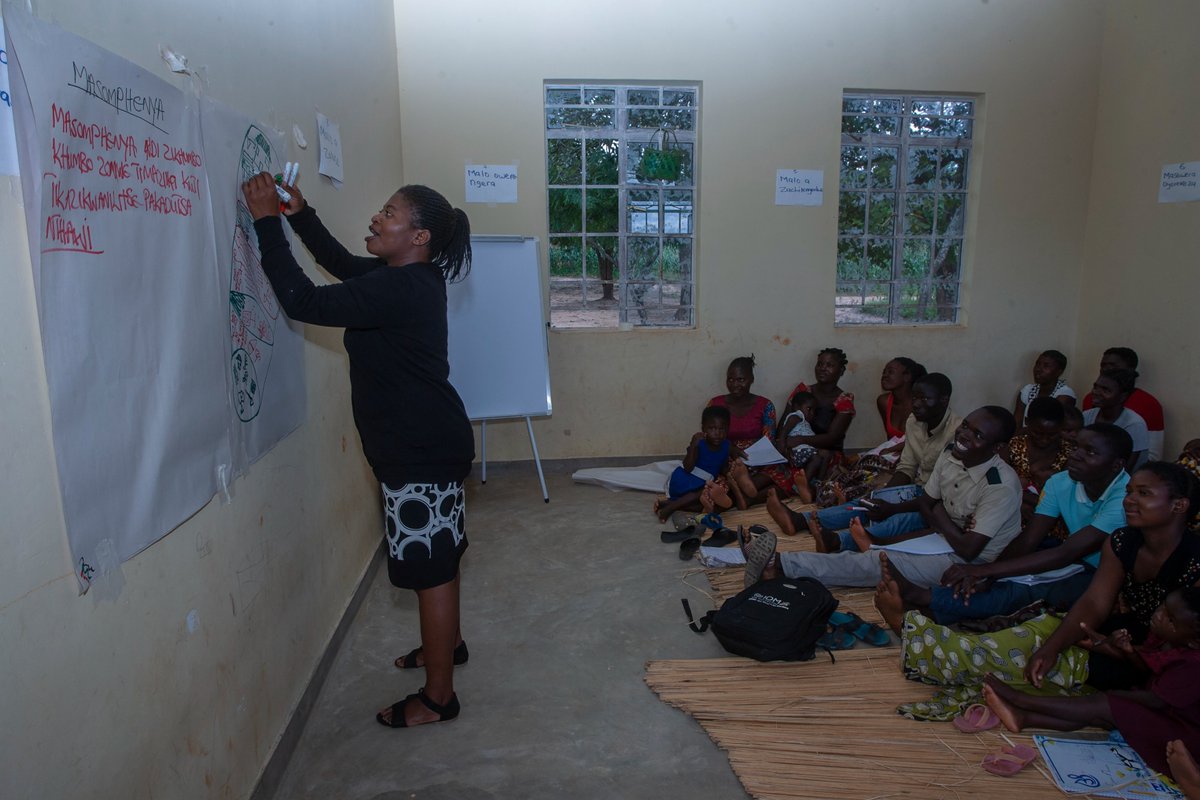 FAOMalawi's tweet photo. W/ funding from @KOICA_ICC, @FAO, @UNFPA &amp; @MalawiGovt are jointly addressing the drivers of gender-based violence &amp; other #SRHR challenges thru provision of safe spaces for vulnerable groups. 
#Empowering youths through farmer field &amp; life school for livelihoods transformation. https://t.co/pi9Y5Z1V3f