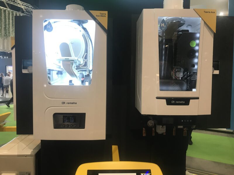 De Tzerra Ace Matic naast de bestaande Tzerra @vskbeurs. Nieuwe rvs-wisselaar + zelf instellend gas/lucht-systeem. Matic wordt straks standaard op alle series. #vsk installatie.nl/nieuws/remeha-…