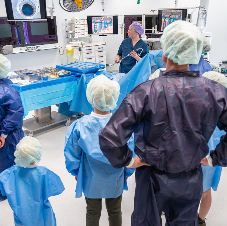 Dit weekend (zaterdag 14 mei) was het tijd voor een feestje in Nij Smellinghe: de officiële opening van ons nieuwe, moderne en duurzame operatiecomplex! Na de openingsspeech konden OK-medewerkers aan hun familie, andere collega’s en genodigden met trots hun werkplek laten zien.