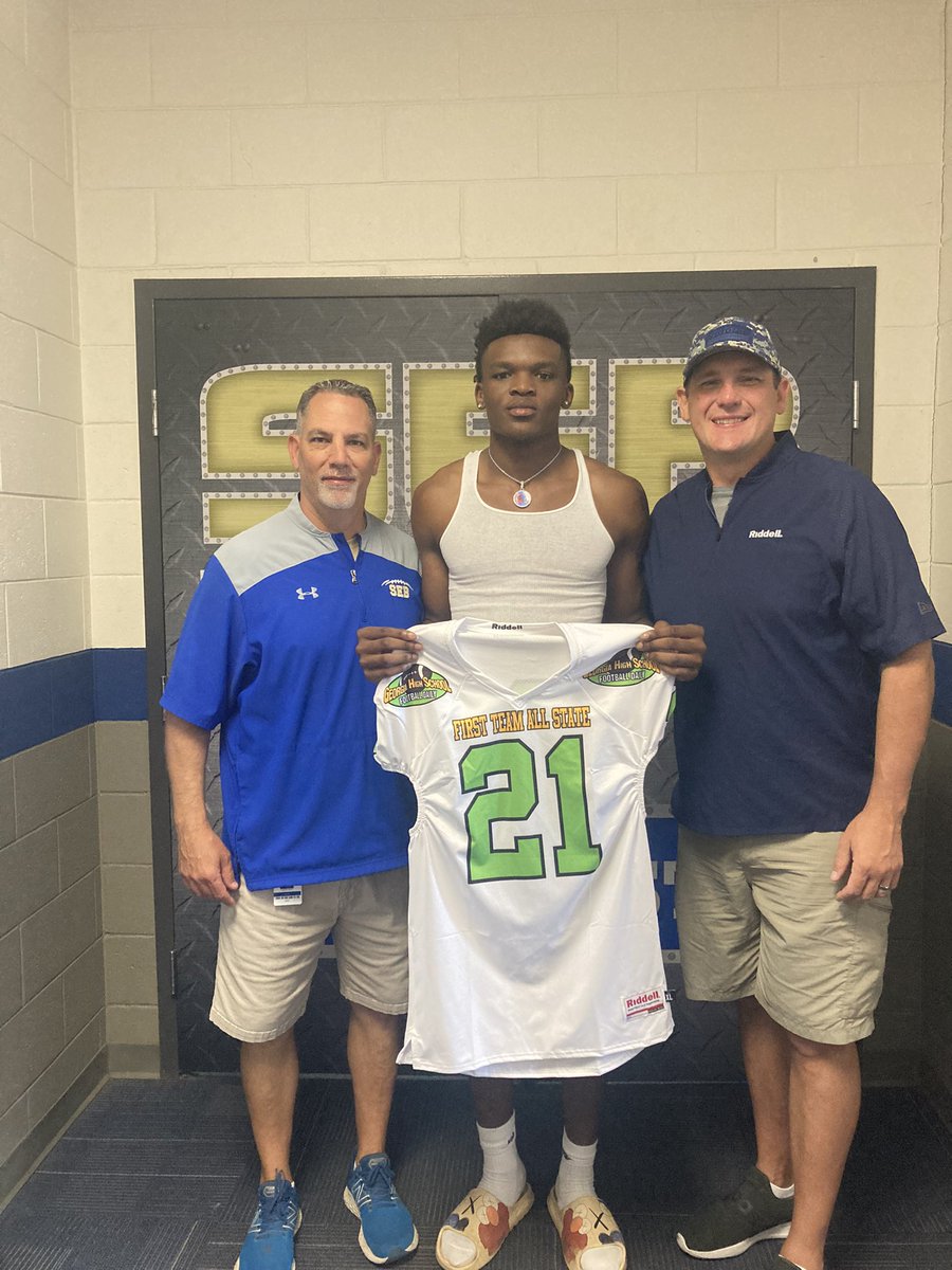 Thank you to Victor Cabral from Riddell for presenting SEB Football 2022 WR Tyler Griffin with the Georgia High School Football Daily All State Jersey @Coach_Cab @GHSFdaily @RiddellSports @SEBHSAthletics @SEB_HighSchool @SEB_Football