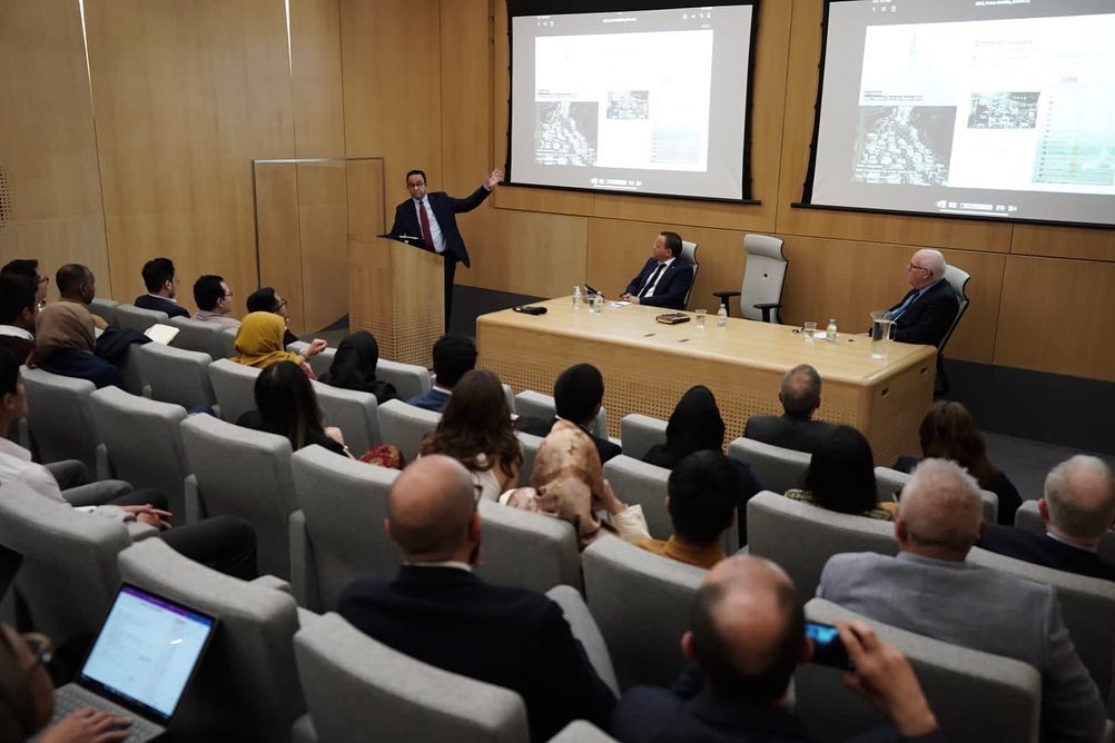 aniesbaswedan's tweet photo. Diundang University of Oxford untuk memberikan kuliah umum, berbicara mengenai “Future of the world’s 2nd biggest metropolitan city – Indonesia and ASEAN perspectives on sustainable mobility policies”.

https://t.co/OLAGyPTrRU https://t.co/KXSHNWCmjZ