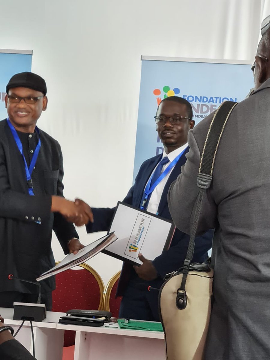 asergmv's tweet image. #COP15  l'ASERGMV a signé deux conventions de partenariat avec l'ONG @endaenergylinks et la Fondation Endeavour Mining. Cet acte fort en enseignement va se traduire vers une meilleure implication du secteur privé et de la société civile dans la mise en œuvre de la GMV.
#pse_vert