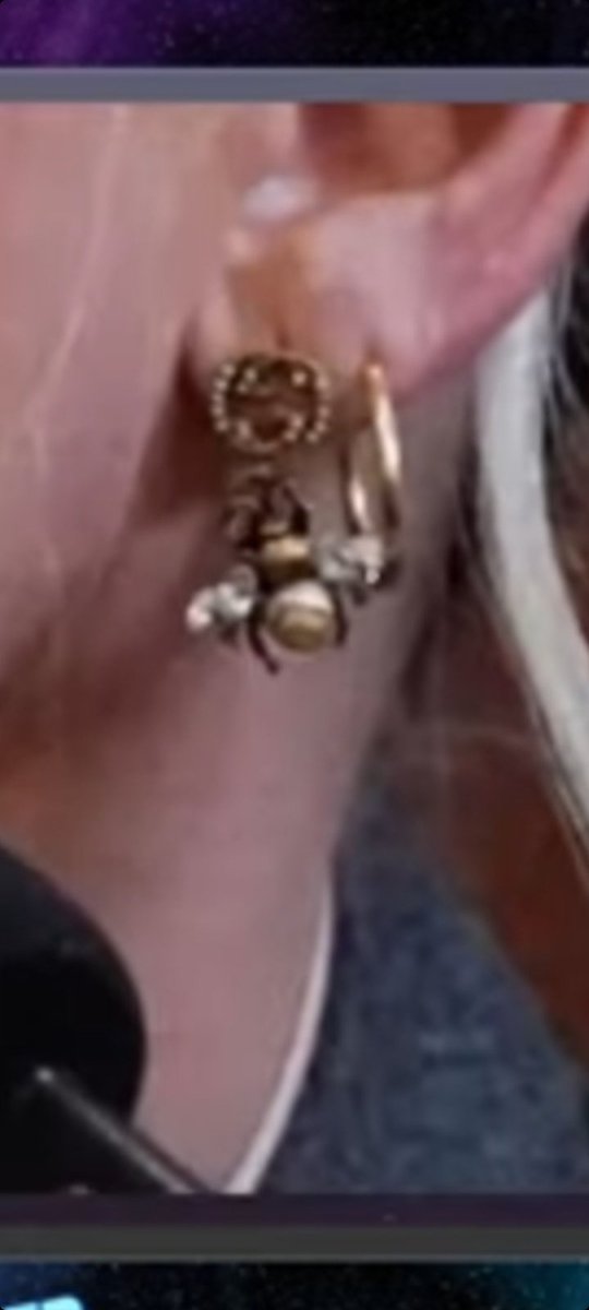 NaicORonnoc's tweet photo. She wore bee earrings yesterday.

That's hilarious 😂  crazy 🤪  but hilarious 😂 but still psychopathic 

#AmberHeardDeservesPrison 
#JohnnyDeppvAmberHeard 
#AmberHeardIsALiar https://t.co/qiXkhLaIHd