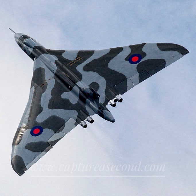 captureasecond's tweet photo. Vulcan XH558 over RAF Scampton. #royalairforce #raf #vulcan #triangle #deltalady #coldwar #jet #aircraft #aeroplane #noordinaryjob #aviation #avgeek #captureasecond https://t.co/cxTQy8CZMu