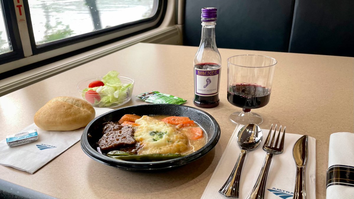 AndreasWiede's tweet photo. .@Amtrak’s #LakeShoreLimited comes with a very nice #Viewliner @_DiningCar. Great views thanks to the double range of windows. The food, although only heated on board and not freshly prepared, is quite good: the lovely train crew spares no effort to make the trip a pleasant one. https://t.co/5KMti5qXz5