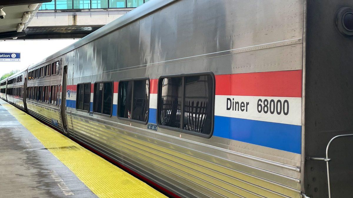 AndreasWiede's tweet photo. .@Amtrak’s #LakeShoreLimited comes with a very nice #Viewliner @_DiningCar. Great views thanks to the double range of windows. The food, although only heated on board and not freshly prepared, is quite good: the lovely train crew spares no effort to make the trip a pleasant one. https://t.co/5KMti5qXz5