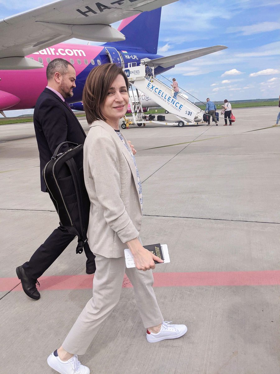 The President of Moldova 🇲🇩 <a href="/sandumaiamd/">Maia Sandu</a> is on her way to Brussels and showing everyone that true leaders can fly on low cost airlines, wear sneakers and carry their own backpacks. 

Looking forward to have her with us in the <a href="/Europarl_EN/">European Parliament</a> plenary &amp; <a href="/RenewEurope/">Renew Europe</a> meeting tomorrow!