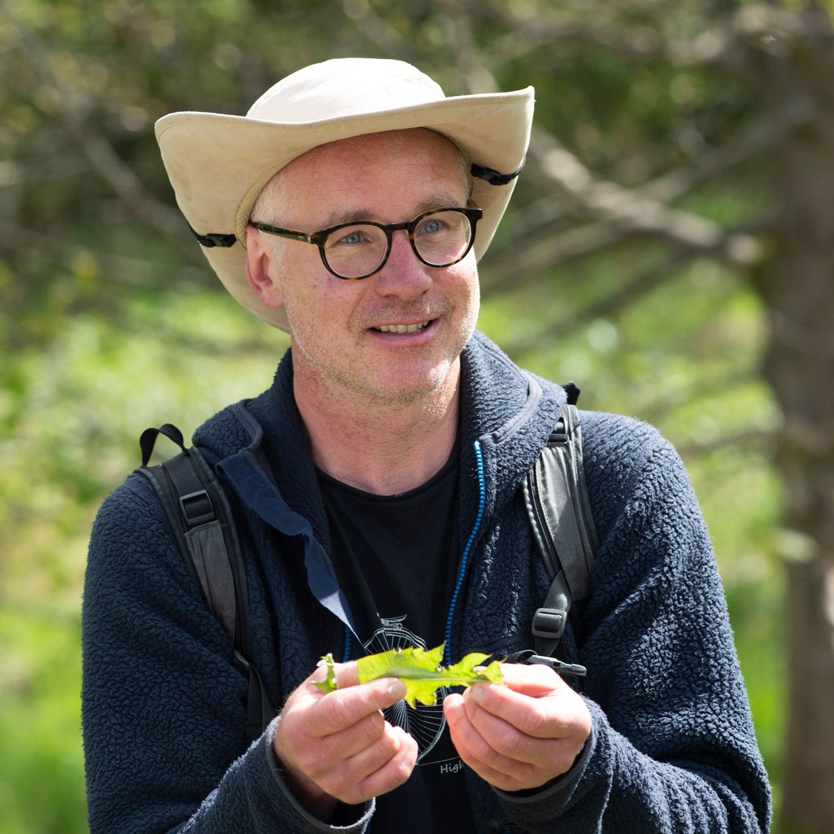 ArtlinkEdin's tweet photo. Expert forager Chris Macefield showed us that there’s a wealth of edible (and not so edible) plantlife all around us during our walk around the grounds of the Howden Park Centre.
#fifthexit #foragingwalk https://t.co/y68qROmi4P