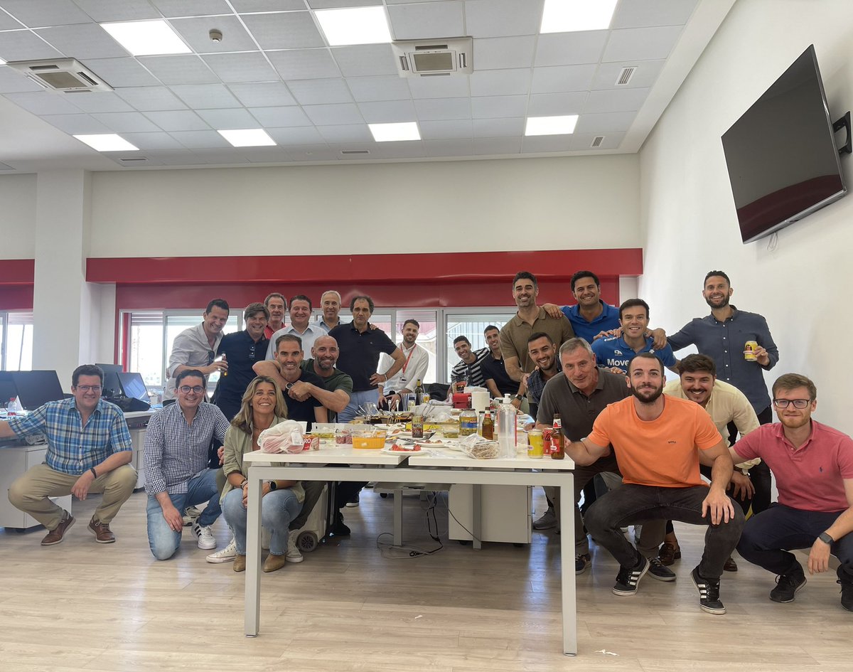 El que sale en la foto soy yo pero los buenos buenos son estos: Mi equipo.
Si quieres llegar rápido ve solo, si quieres llegar lejos ve acompañado.