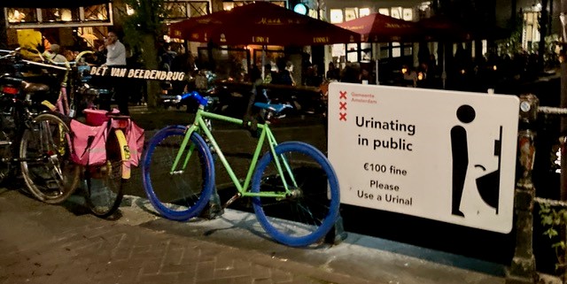 Lundsuni's tweet photo. Under pandemin fick de en paus. Men nu tar det fart igen; Europas stora metropoler fylls av turister som inte alltid beter sig respektfullt. Läs artikel om hur fem europeiska storstäder försöker mildra konflikter mellan boende och turister. https://t.co/CjeVbs1i2X https://t.co/zdBdwayOT5