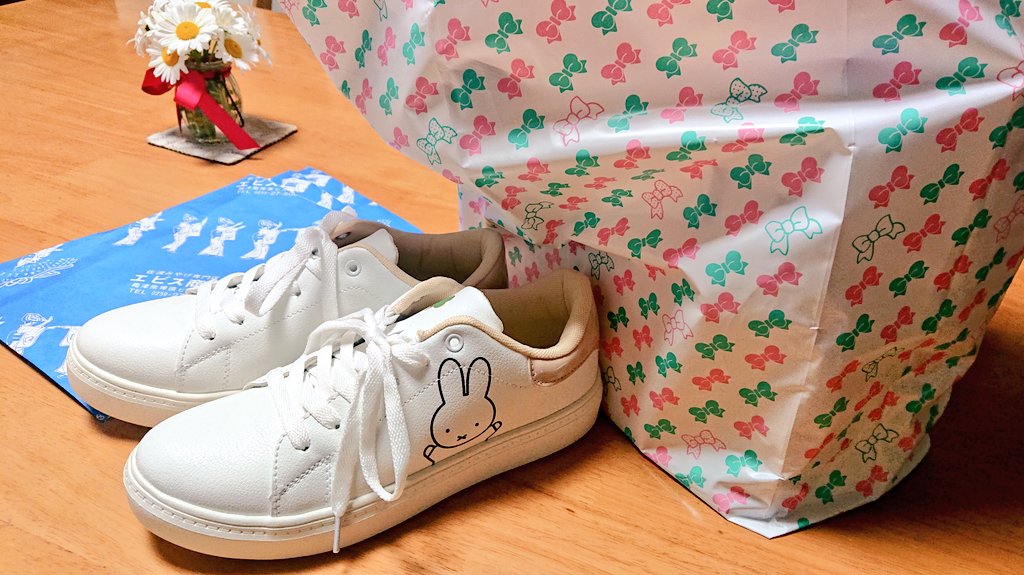 Kakera_916's tweet photo. 佐渡みやげ‼️とライヴ用のシューズ‼️購入🥳
何と!?し○むら(価格2千円弱!)佐渡にもありますw

#Muddycomedy #山中さわお ソロライヴ楽しみ☺️今日も１日お疲れ様でした!お先にお休みなさいませ🌟 https://t.co/dfOyORW9fe