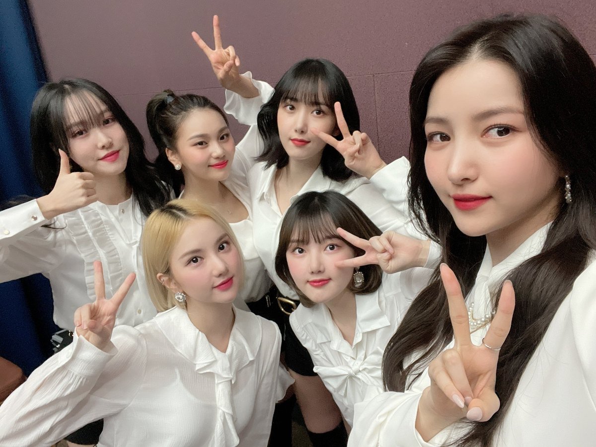 starfess's tweet photo. -hey pembubaran gfriend begitu mendadak, sinb cerita waktu artikel pemutusan kontrak mereka keluar mereka udah nguatin diri supaya ga nangis tapi akhirnya mereka nangis sambil pelukan di ruang tengah, mereka juga nonton video yang ramai sama sorakan buddy dan mereka  (cont..) https://t.co/ZP6H96dnSk