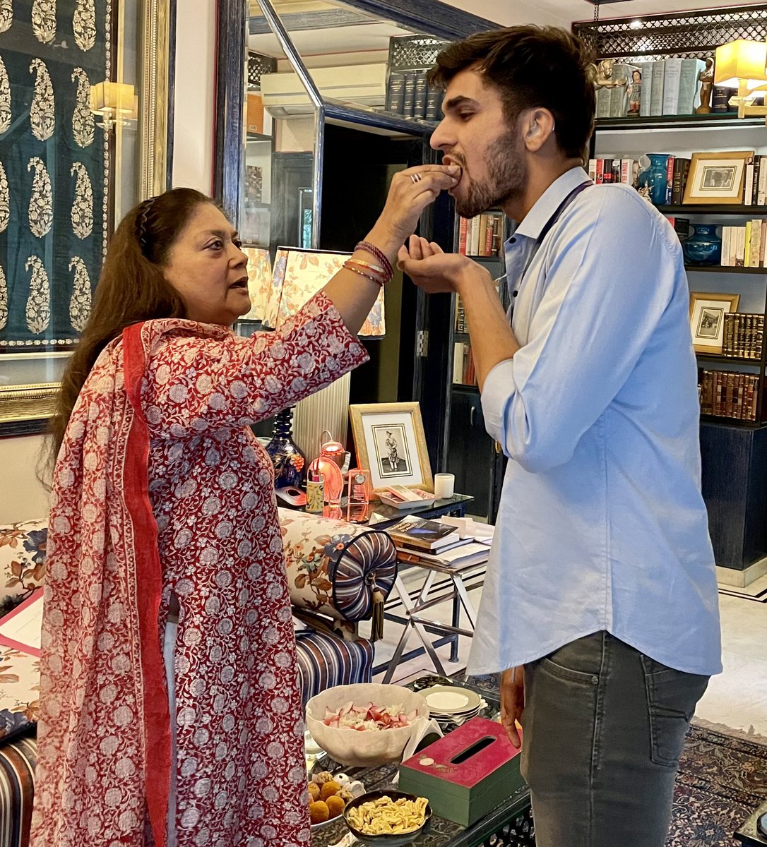 VasundharaBJP's tweet photo. ब्राज़ील में आयोजित डेफ ओलंपिक के चैंपियन, बैडमिंटन खिलाड़ी अभिनव शर्मा से आज जयपुर आवास पर मुलाकात कर उन्हें 2 स्वर्ण व 1 कांस्य पदक जीतने पर बधाई दी। अभिनव की इस सफलता ने ना सिर्फ देश का नाम रोशन किया है, बल्कि अन्य युवाओं के लिए भी प्रेरणा कायम की है।
#AbhinavSharma #Rajasthan https://t.co/Q8GK42qxAo