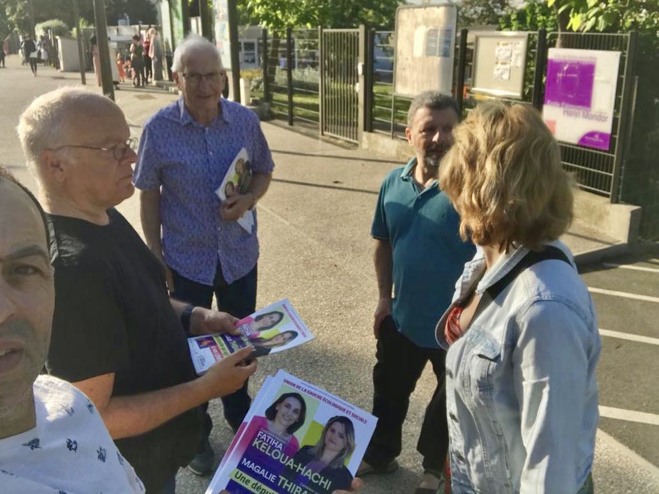 KelouaF's tweet photo. 🎓Nos équipes mobilisées tôt ce matin à la sortie de l’école Henri Mondor à #Rosny. Députée je porterai avec force les combats pour l’éducation et l’égalité des chances qui doit être une priorité de la nouvelle Assemblée élue les 12 et 19 Juin prochains  #NUPES #Législatives2022 https://t.co/r5mZm0ZAjG