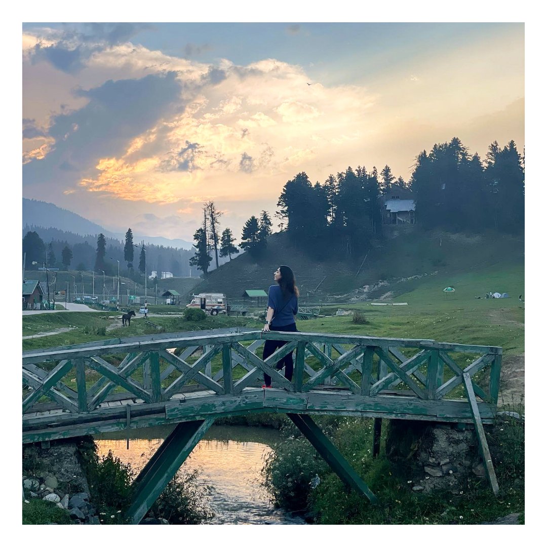 A sight to behold!
In Gulmarg, everyday unveils a fascinating panorama.

📸: @thedefaultrunner

To know more, ☎ +91 1954 350666.​

#TheKhyberResort #RareLuxury 
#TheKhyberHimalayanResortandSpa