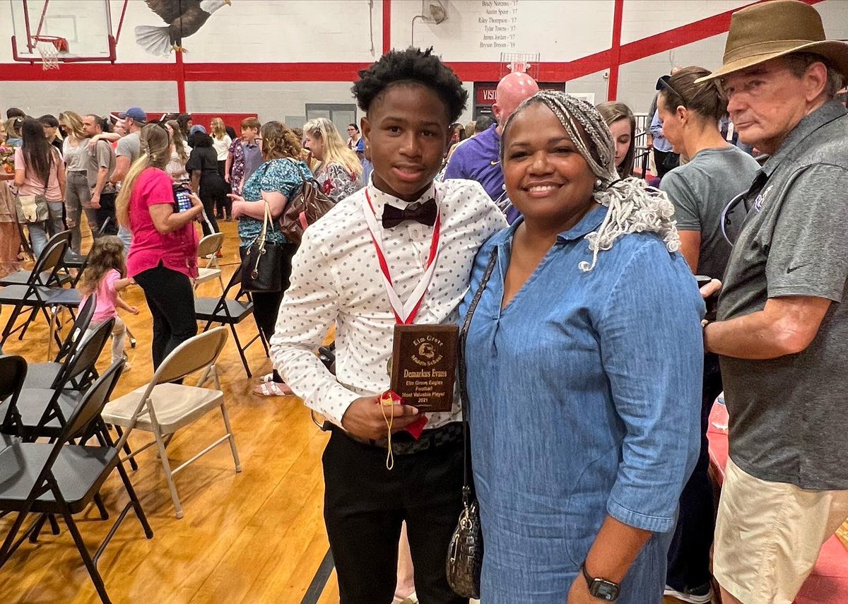 EvansDemarkus's tweet photo. AGTG AB HONOR ROLL ALL YEAR 📚 ELM GROVE 🦅 🏈 *MOST VALUABLE PLAYER* 🏆 ALL DISTRICT FOOTBALL 💪🏽 #westillgotworktodo #parkwayupnext @ShawnEvans1908 https://t.co/KVIRHf5fBh