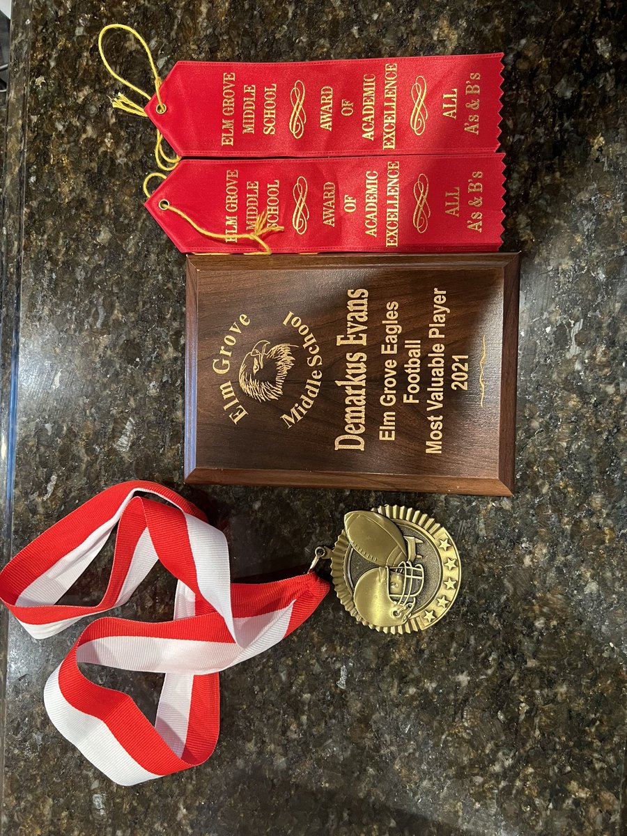 EvansDemarkus's tweet photo. AGTG AB HONOR ROLL ALL YEAR 📚 ELM GROVE 🦅 🏈 *MOST VALUABLE PLAYER* 🏆 ALL DISTRICT FOOTBALL 💪🏽 #westillgotworktodo #parkwayupnext @ShawnEvans1908 https://t.co/KVIRHf5fBh