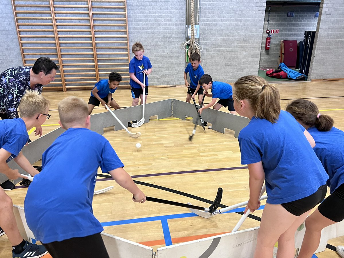 juf_danny's tweet photo. Een leuke MOEV activiteit voor ons 3de en 4de leerjaar: ‘Alles met de bal’. 🎳🥍🎾🏀⚽️ #MOEV , #Trapleerke https://t.co/63xEnevc8O
