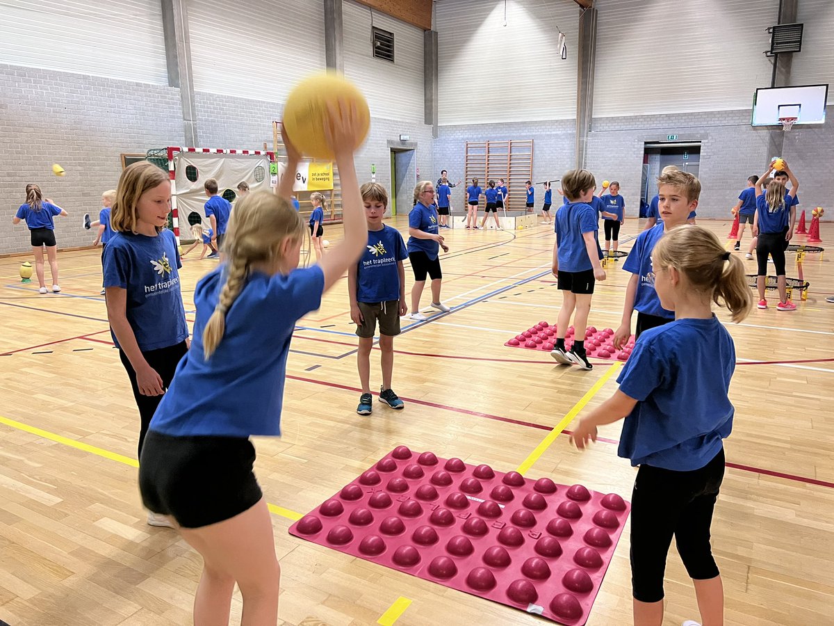 juf_danny's tweet photo. Een leuke MOEV activiteit voor ons 3de en 4de leerjaar: ‘Alles met de bal’. 🎳🥍🎾🏀⚽️ #MOEV , #Trapleerke https://t.co/63xEnevc8O
