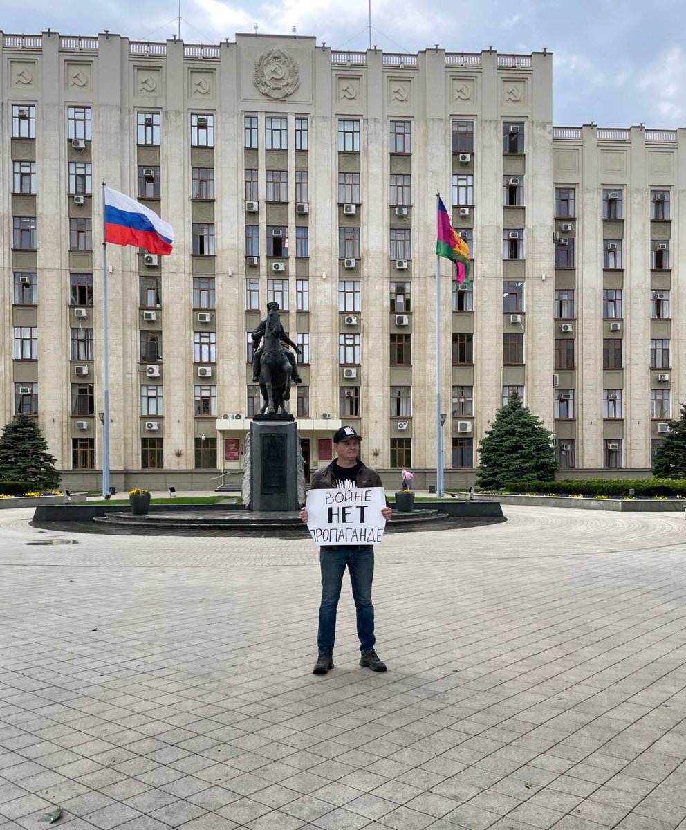 В Краснодаре задержали пикетчика Евгения Буханцева, который вышел с плакатом против войны и пропаганды к зданию краевой администрации.

Полицейские доставили задержанного в ОП по центральному округу Краснодара ovd.news/news/2022/02/2…