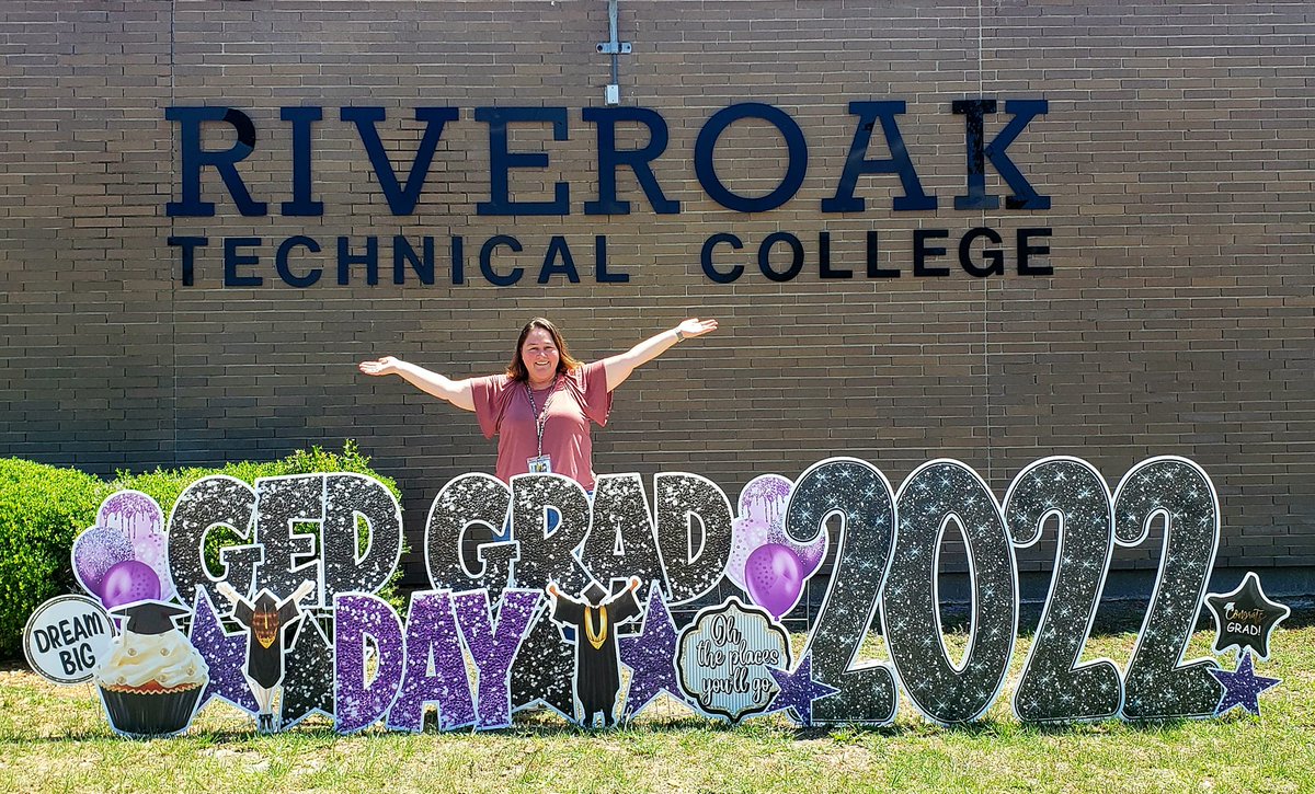 suwanneertc's tweet photo. RIVEROAK is celebrating Grad Week 2022 this week & Grad Day 2022 today!
We are so proud of our students who earned their Florida High School Diploma this year!
#GrowYourFutureWithUs #GrowWithUs
#GetThereFL #fltechnicalcolleges #fltechcolleges
#GEDGradWeek
#GEDGradDay https://t.co/oSCsLLZpy8