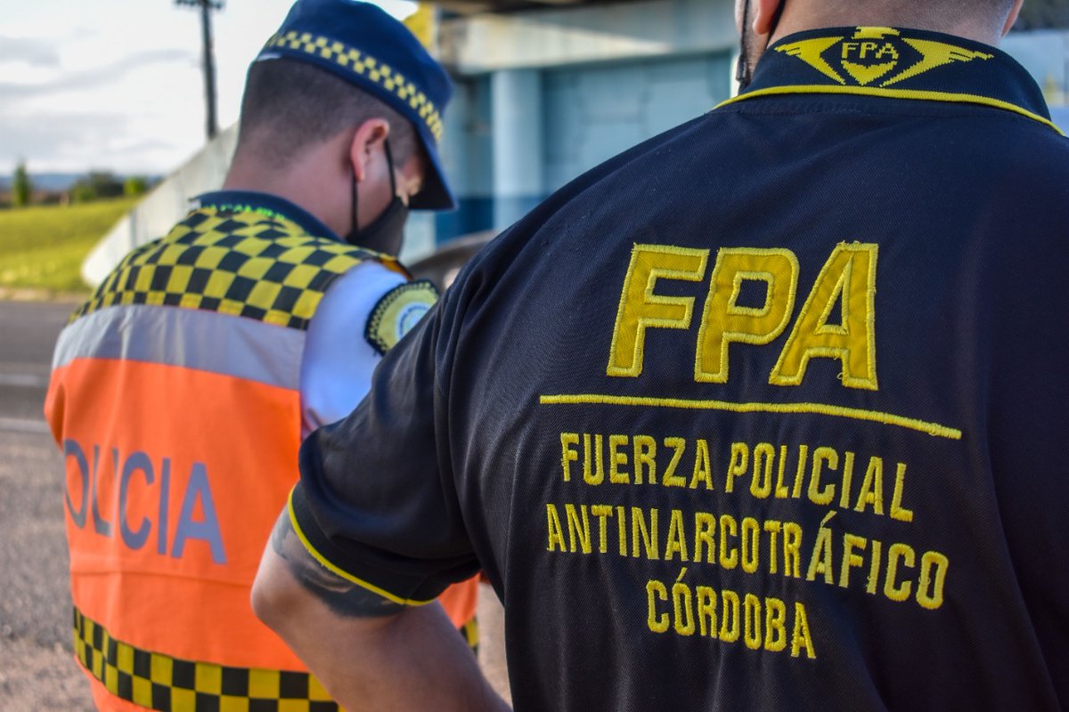 FPAcba's tweet photo. #Salsipuedes Personal de #PolicíaCaminera controló un vehículo con un sujeto mayor de edad a bordo sobre #RE98 (KM 20) e incautó varias dosis de marihuana. Tras el hallazgo, se solicitó la presencia de la #FPA. #Colaboraciones https://t.co/sNrt6oE523