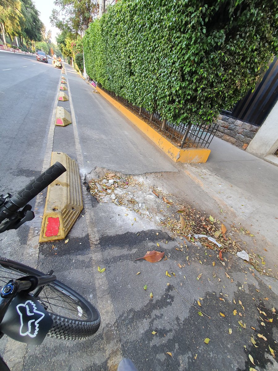 BicireporteraDF's tweet photo. Será mucha molestia que @SOBSECDMX arregle la ciclovía de Calzada de Gpe. casi esquina con Euzkaro (dirección Chapultepec).

Varias semanas así!

📸 @YayoVarillas https://t.co/KjO0JxYmUQ