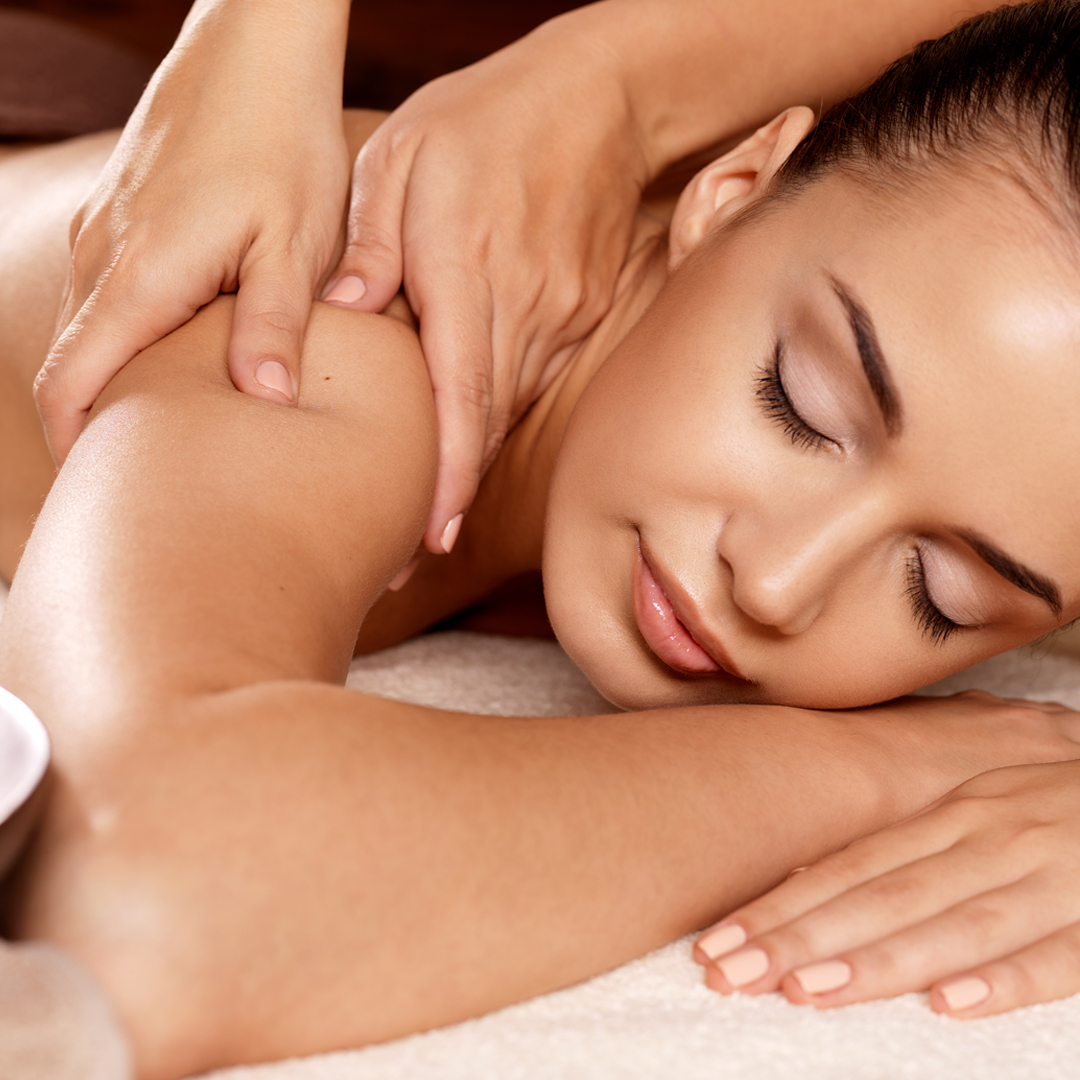 Relax and rejuvenate at Fit &amp; Spa 💆‍♀️
Rejuvenate and relax with our amazing massage offer
Pay for 60 minutes and get 90 minutes massage
only at AED 300

Monday to Thursday | 12 pm till 3 pm 
Book now: +971 4 567 1181

#rejuvenate #spa #massage #dubailife #pullmanjlt #dubai