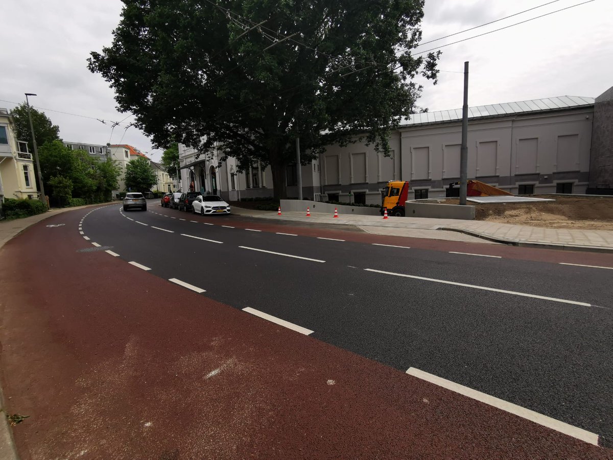 InfraVan's tweet photo. Na een mooie en geslaagde opening komt er afval vrij.
Belletje van @MuseumArnhem of wij langs kunnen komen om het "op te ruimen"? 
Jazeker! Met de haakwagen die kant op en ophalen..

#vandalen #infra &amp; #milieu #containers #reiniging #Huissen #arnhem #haakwagen #mooiklusje #museum https://t.co/6BDap8gqrS