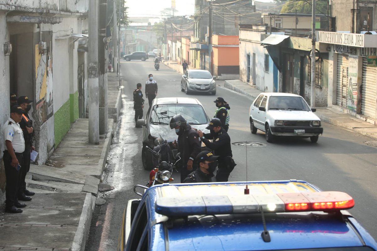 PNCdeGuatemala's tweet photo. En la zona 1 de Villa Nueva, se realizan acciones preventivas en cumplimiento a los operativos del plan #SeguridadYControl fase VII.
Puede realizar sus denuncias llamando a los teléfonos 110 o #DenunciaAnónima1561
#PolicíaNacionalCivil25AñosdeProtegerYServir https://t.co/uYE0fVUBMr