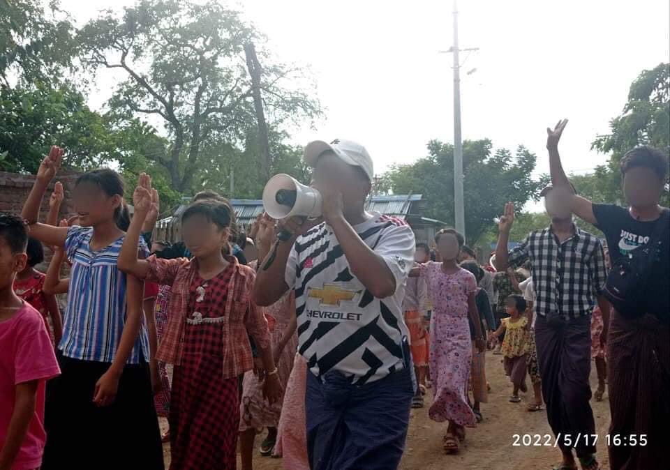 spring_2021's tweet photo. Basic Education General Strike Committee and Locals from Myaing Tsp staged a powerful evening strike to protest against Military Dictatorship.

#WhatsHappeningInMyanmar
#WarCrimesOfJunta
#2022May17Coup https://t.co/BGS34aJhCv