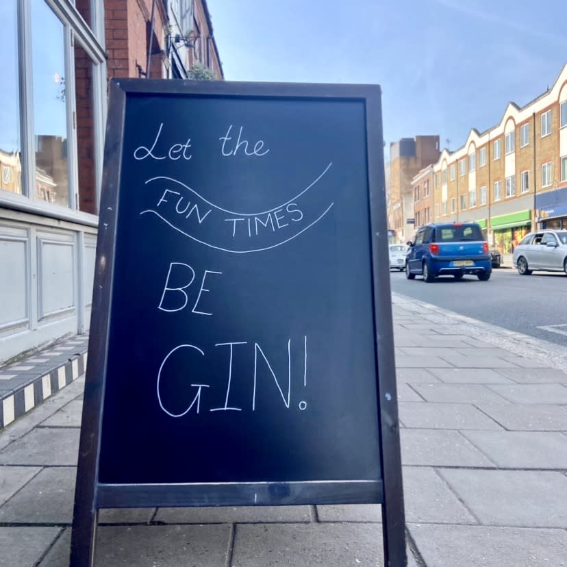 TeddingtonArms's tweet photo. Let the fun times Be-Gin!!! We love a good alcohol pun here @teddingtonarms ! 

#punfun #alcoholpun #letthepuntimesroll #ginandtonic #pickyourpoison #fevertreemixers https://t.co/NnXfFCzxLU
